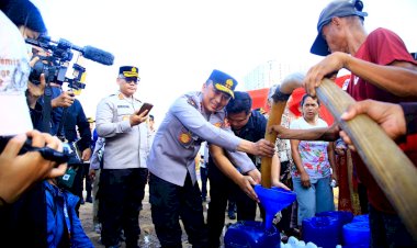 Hari-Jadi-Ke-72-Humas-Polri-Dirayakan-Dengan-Berbagi-Air-Bersih